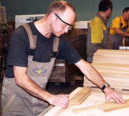 Сборщик изделий из древесины